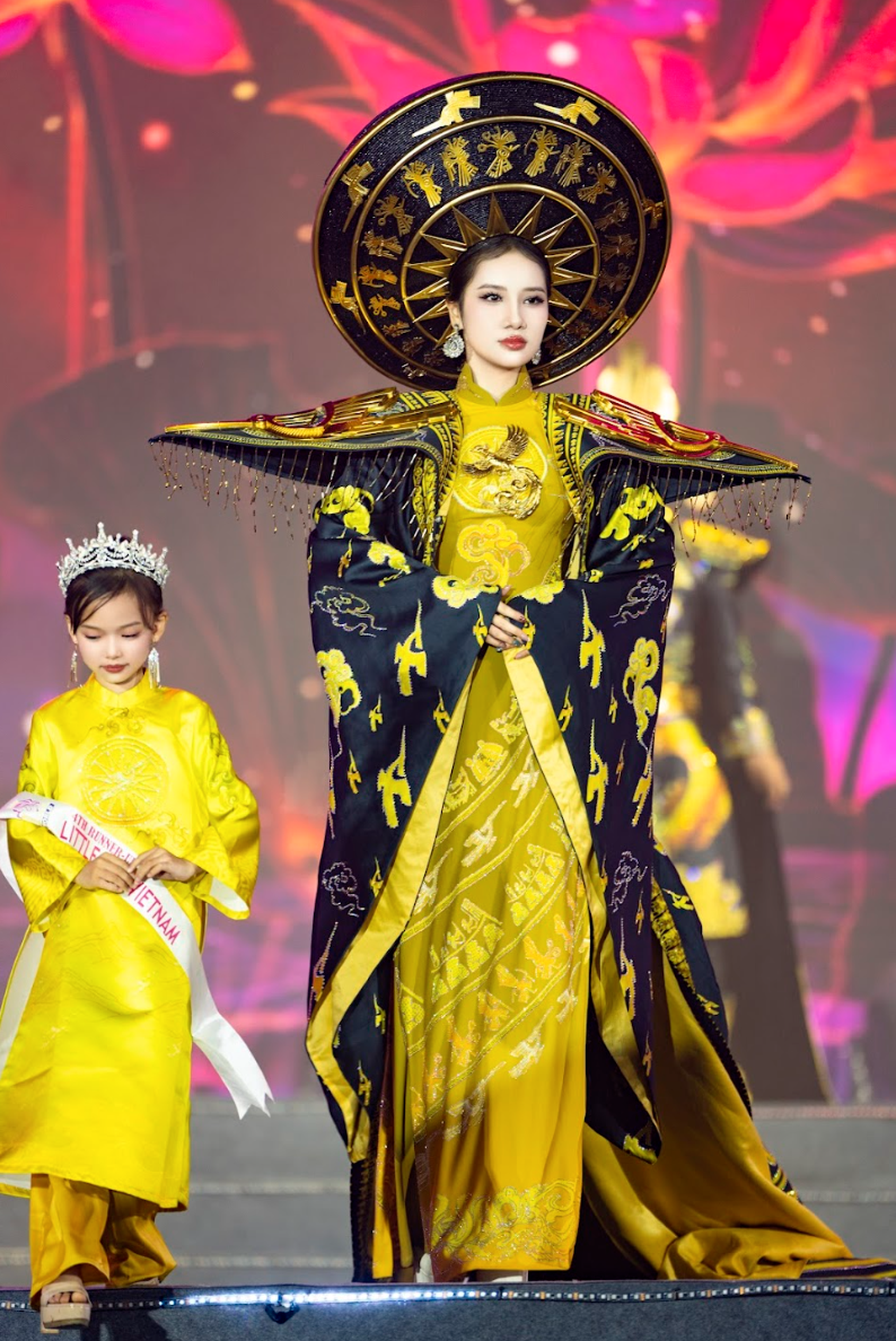 Hoa hậu Hoàng Châu Anh thu hút với áo dài “cánh sen phát sáng” dưới mưa - 5 Hoa hậu Hoàng Châu Anh thu hút với áo dài “cánh sen phát sáng” dưới mưa - 5