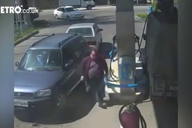 Bật lửa soi bình chứa xăng