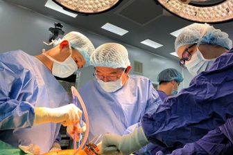 Ca mổ thay cùng lúc hai khớp gối, cắt cơn đau hơn 10 năm cho bệnh nhân 67 tuổi