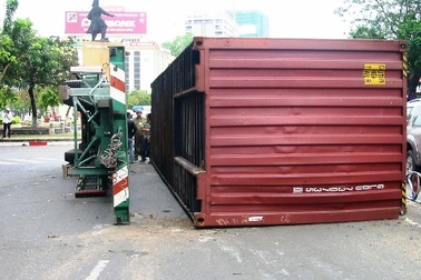 Hoảng loạn vì container tuột chốt, lật ngang đường