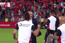 HLV Mourinho đá bay chai nước, ăn mừng “điên cuồng” chiến thắng ở CLB mới