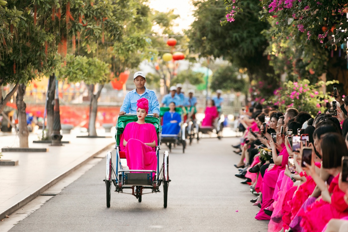 Danh ca Bảo Yến hát trên sông, Minh Tú cùng dàn mẫu lội nước catwalk - 7