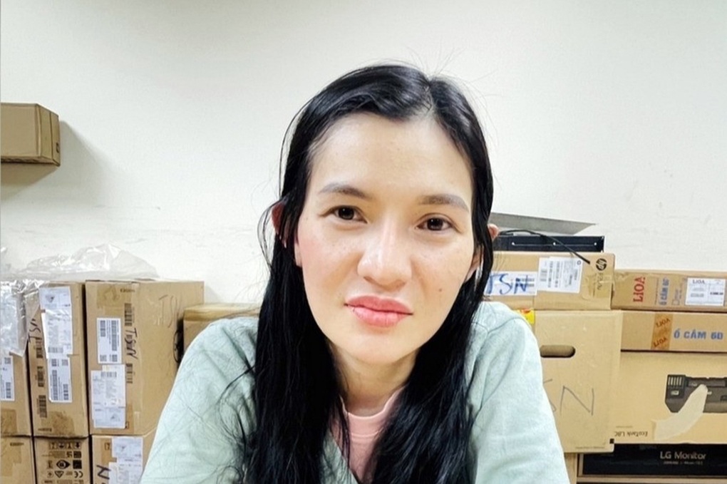 Người phụ nữ trốn truy nã bị bắt khi vừa xuống sân bay Tân Sơn Nhất - 1