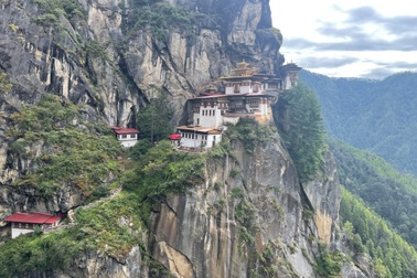 Chinh phục "Hang hổ" trên vách đá cao hơn 3.000m ở Bhutan