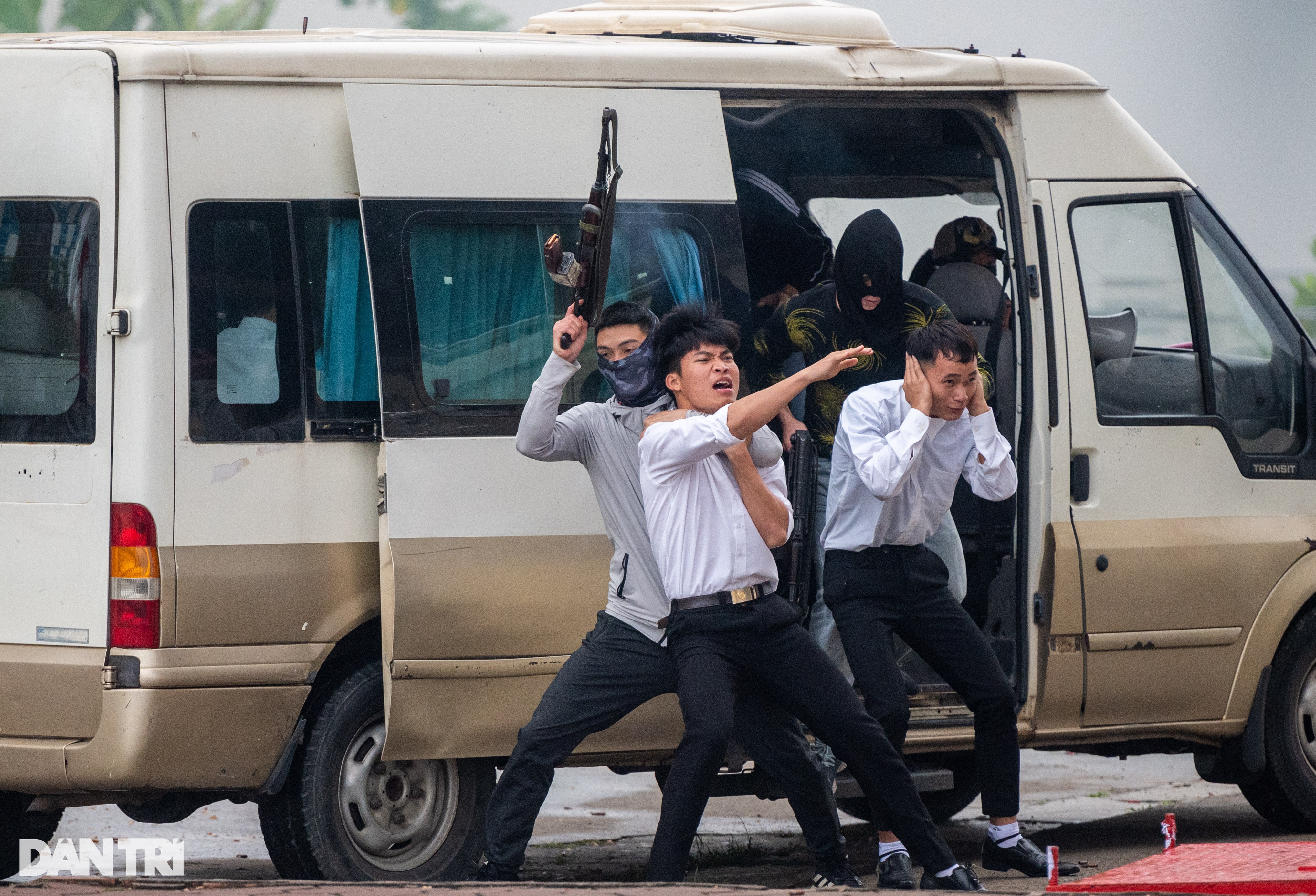 Xem cảnh sát gìn giữ hòa bình đu dây bắn súng, cứu con tin, chống khủng bố - 21