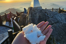 Băng tuyết phủ trắng đỉnh núi Fansipan