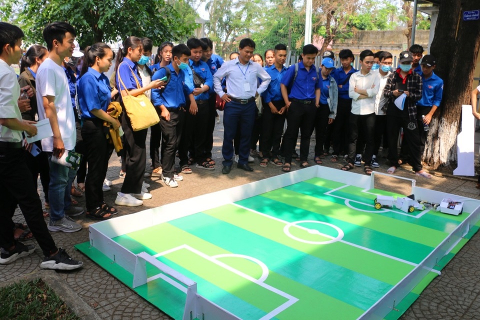 Giúp học sinh định hướng nghề bằng trải nghiệm ngày hội việc làm - 1 Giúp học sinh định hướng nghề bằng trải nghiệm ngày hội việc làm - 1