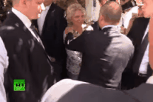 Người phụ nữ không quen biết hôn lên má Tổng thống Putin trên phố