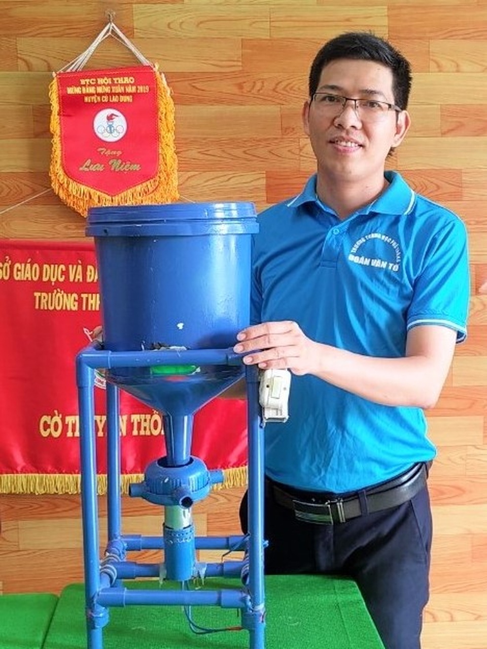 Từ ý tưởng của học sinh, thầy giáo triển khai Máy cho tôm ăn 2 trong 1 - 1 Từ ý tưởng của học sinh, thầy giáo triển khai Máy cho tôm ăn 2 trong 1 - 1