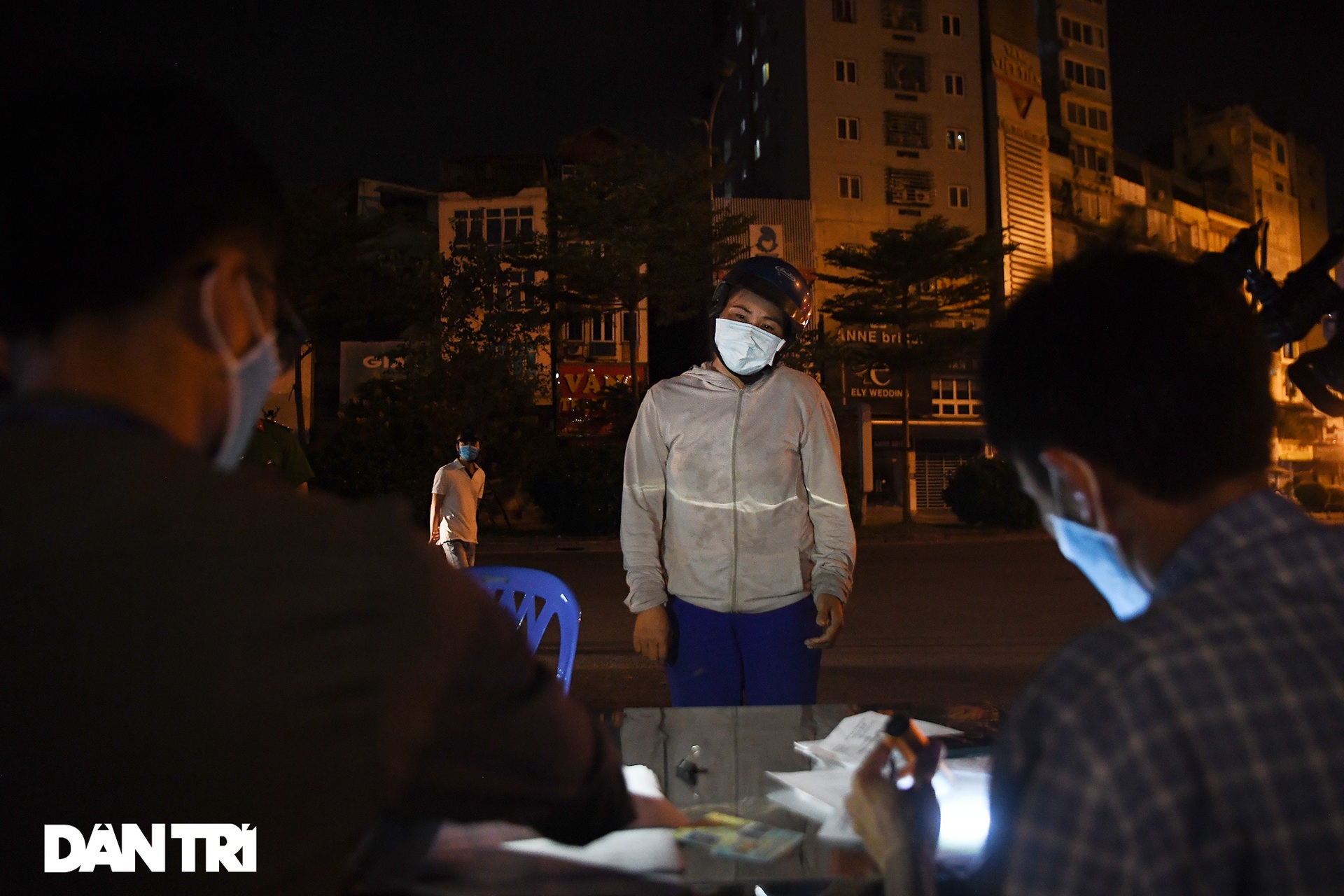 Hà Nội: Xuyên đêm kiểm soát, xử phạt người dân ra đường không lý do - 9