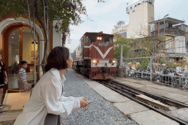 Quán cà phê góc ngắm 360 độ, nằm sát đường tàu mới xuất hiện ở ga Long Biên