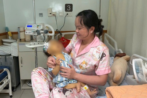 Mẹ hiến gan cứu con, gia đình nghèo cầu cứu sau khi vay mượn hơn 1 tỷ đồng