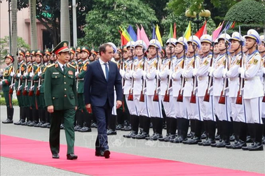 Bộ trưởng Bộ Quân đội Pháp thăm chính thức Việt Nam
