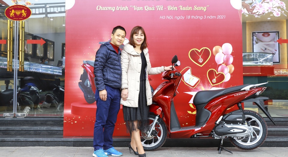 Mua nhẫn sương sương khách hàng trúng ngay xe máy Honda Vision - 2