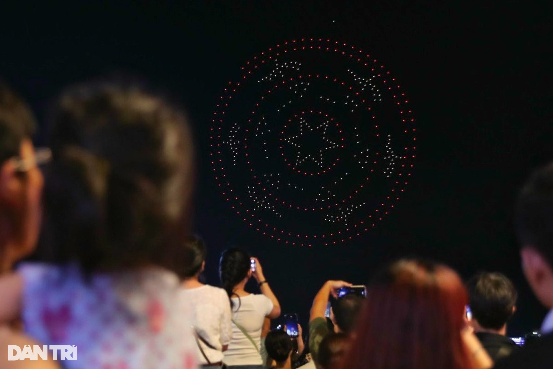 Hàng nghìn người dân đổ về trung tâm TPHCM xem pháo hoa - 3 Hàng nghìn người dân đổ về trung tâm TPHCM xem pháo hoa - 3
