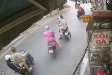 Cô gái ở TPHCM bất ngờ bị nhóm người chặn đầu xe, đánh tới tấp