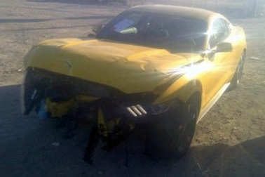 Xe Ford Mustang đâm nát đầu, túi khí không bung