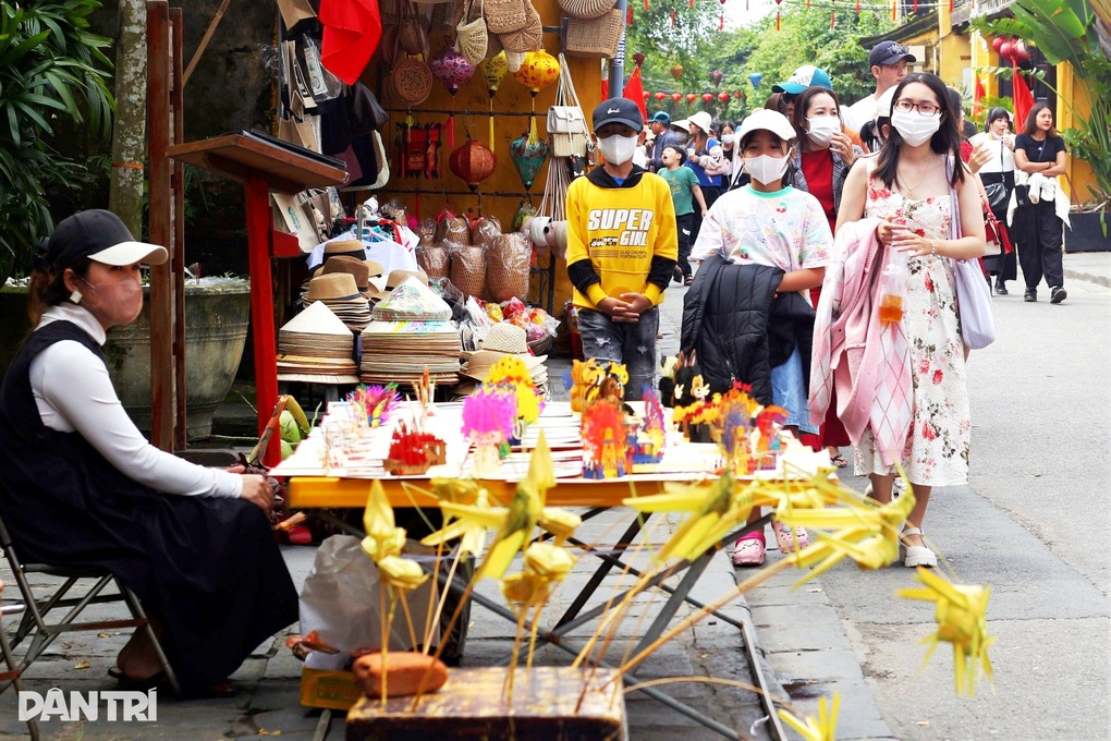 Phố cổ Hội An chật kín du khách trong ngày cuối cùng kỳ nghỉ Tết - 2 Phố cổ Hội An chật kín du khách trong ngày cuối cùng kỳ nghỉ Tết - 2