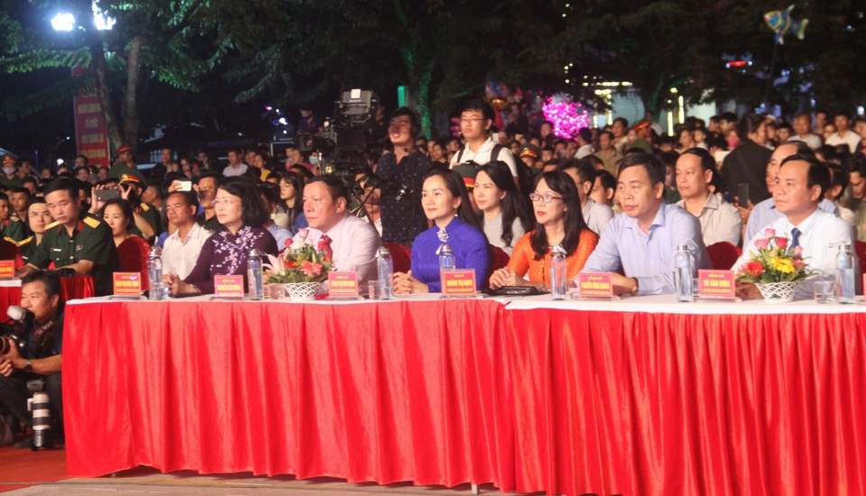 Xúc động chương trình tri ân liệt sĩ trên “đất thiêng” Thành cổ Quảng Trị - 2 Xúc động chương trình tri ân liệt sĩ trên “đất thiêng” Thành cổ Quảng Trị - 2