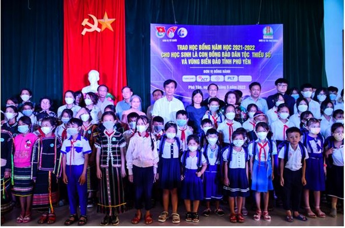 Ban Tổ chức trao học bổng cho các em học sinh là người đồng bào dân tộc thiểu số và học sinh vùng biển có hoàn cảnh khó khăn, vượt khó học giỏi năm học 2021- 2022.