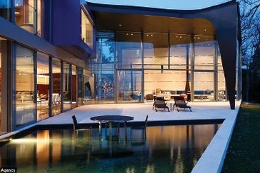 Chiêm ngưỡng biệt thự siêu sang bên hồ giá 1600 tỷ đồng