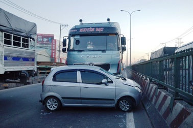 Container đẩy ô tô đi 50 mét, 4 người thoát chết