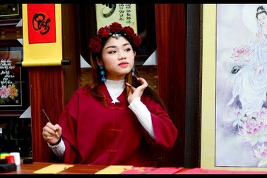 Bà đồ xinh như hot girl viết thư pháp trên phố Sài Gòn