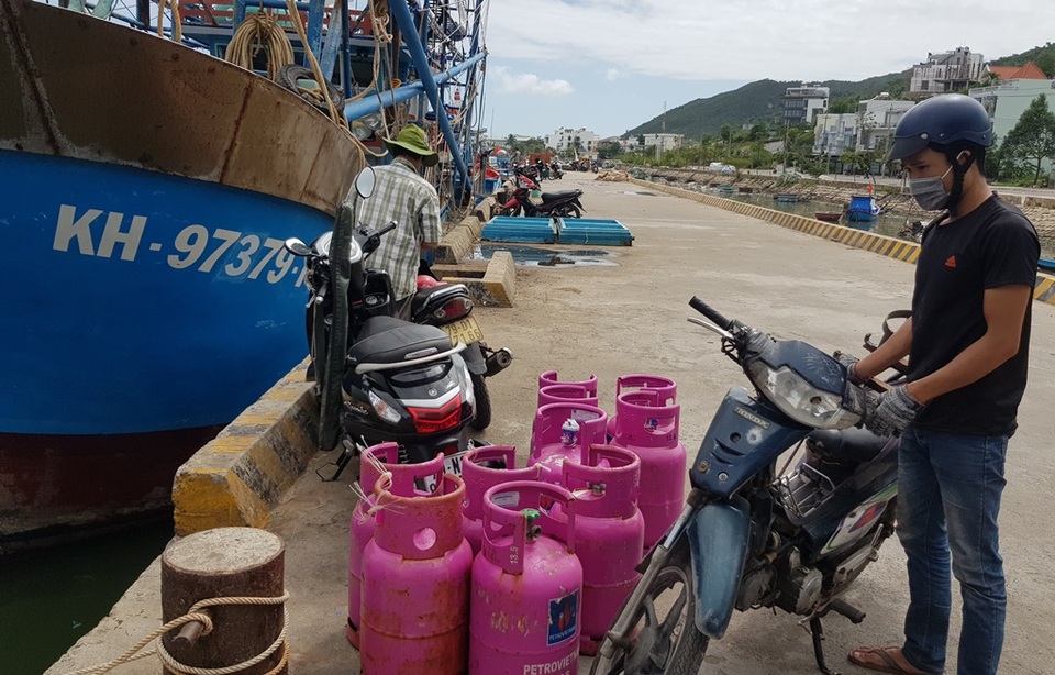 Khánh Hòa: Ngư dân hối hả vươn khơi Trường Sa sau bão số 13 - 2 Khánh Hòa: Ngư dân hối hả vươn khơi Trường Sa sau bão số 13 - 2