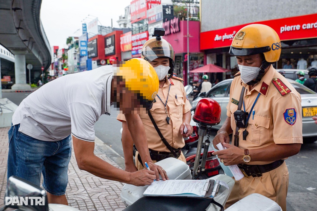 Người vi phạm nồng độ cồn: Tôi bất ngờ vì lực lượng CSGT ra quân đông vậy - 1 Người vi phạm nồng độ cồn: Tôi bất ngờ vì lực lượng CSGT ra quân đông vậy - 1
