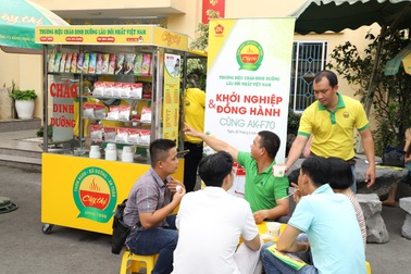 Khởi nghiệp độc đáo bằng xe cháo "take away" tiên phong ở Việt Nam