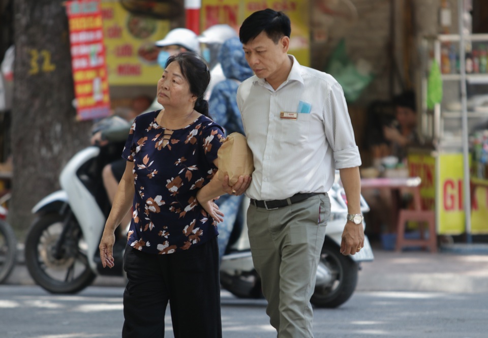 Hà Nội: Đổ xô đi bán vàng kiếm lời sau khi vàng tăng cao kỷ lục - 8 Hà Nội: Đổ xô đi bán vàng kiếm lời sau khi vàng tăng cao kỷ lục - 8