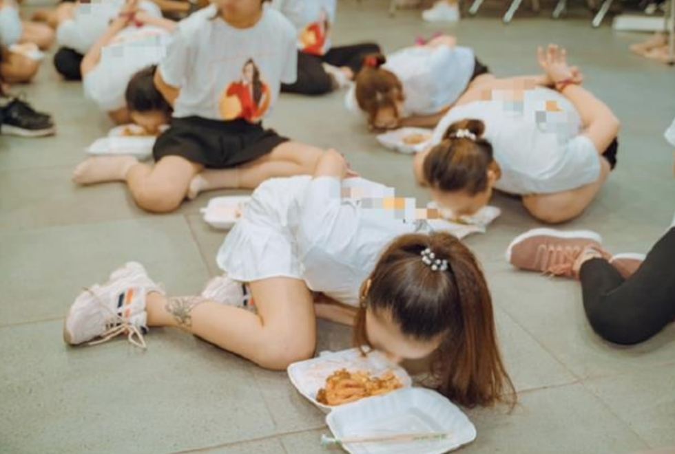 Team building bước trên hoa hồng gai gây tranh cãi: Hoạt động nhẹ nhàng? - 5 Team building bước trên hoa hồng gai gây tranh cãi: Hoạt động nhẹ nhàng? - 5