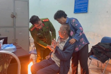 Khoảnh khắc vỡ oà khách Trung Quốc đi lạc gặp lại vợ tại Sa Pa