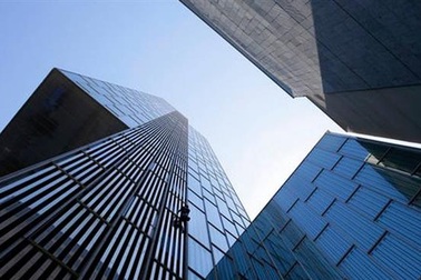 "Người nhện" tay không leo khách sạn cao 116 mét