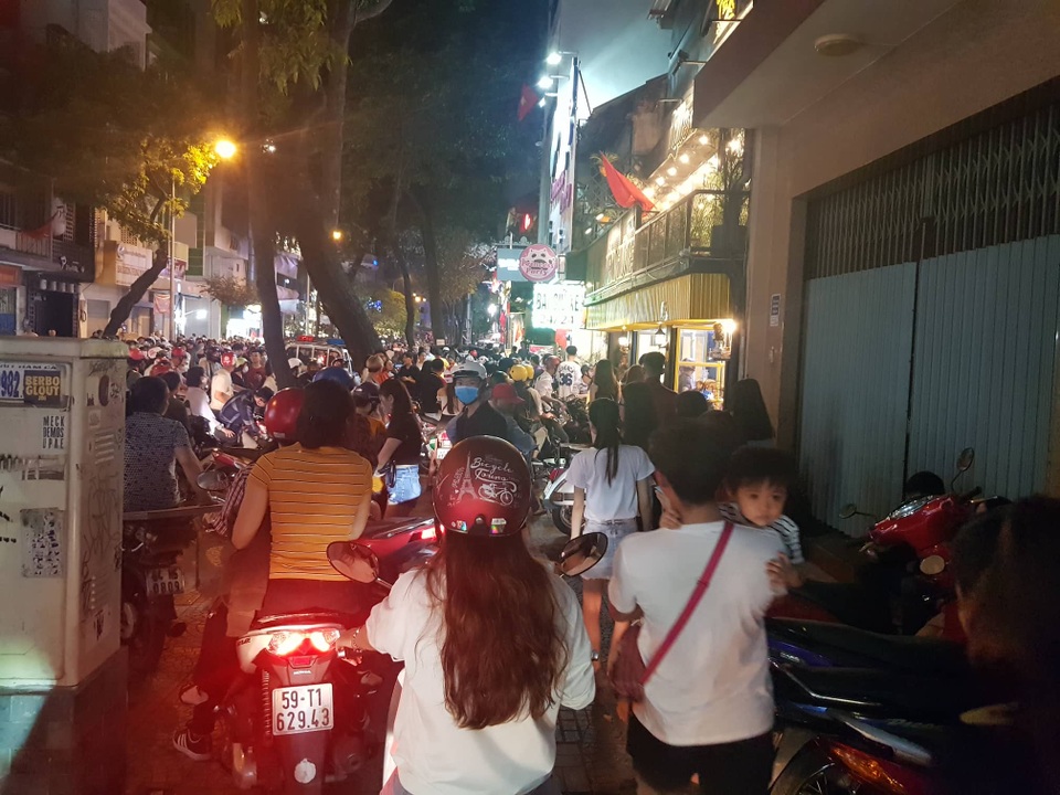 Biển người hân hoan chào năm mới 2020 - 63 Biển người hân hoan chào năm mới 2020 - 63