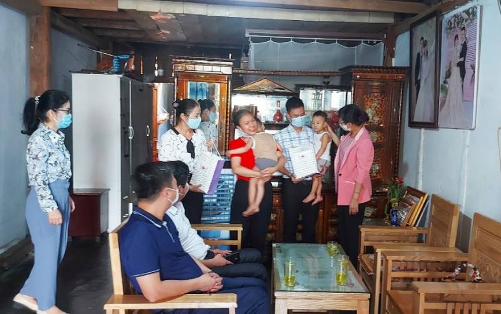 Lào Cai: Tặng quà Trung thu cho con cán bộ y tế chống dịch Bình Dương - 2 Lào Cai: Tặng quà Trung thu cho con cán bộ y tế chống dịch Bình Dương - 2