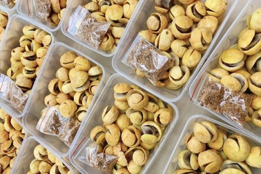 Sấu chín cuối vụ đắt gấp 3 lần, chị em xuýt xoa, chia nhau từng quả