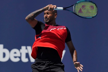 Đập vợt trước mặt trọng tài, Kyrgios nhận án phạt nặng