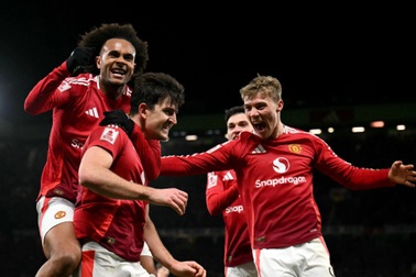 Man Utd loại đội bóng của Van Nistelrooy tại FA Cup