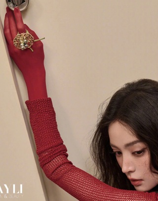 Mỹ nhân Trung Quốc diện váy của Thủ khoa thiết kế Việt lên bìa tạp chí - 4