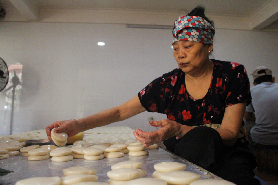 Gia đình 3 thế hệ làm bánh dày: Nửa đêm rầm rập giã, ngày hết 300kg gạo nếp - 7 Gia đình 3 thế hệ làm bánh dày: Nửa đêm rầm rập giã, ngày hết 300kg gạo nếp - 7