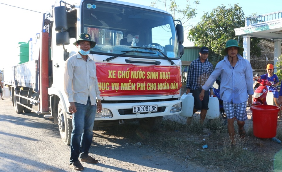 Những giọt nước nghĩa tình tại vùng hạn mặn khắc nghiệt lịch sử - 12 Những giọt nước nghĩa tình tại vùng hạn mặn khắc nghiệt lịch sử - 12