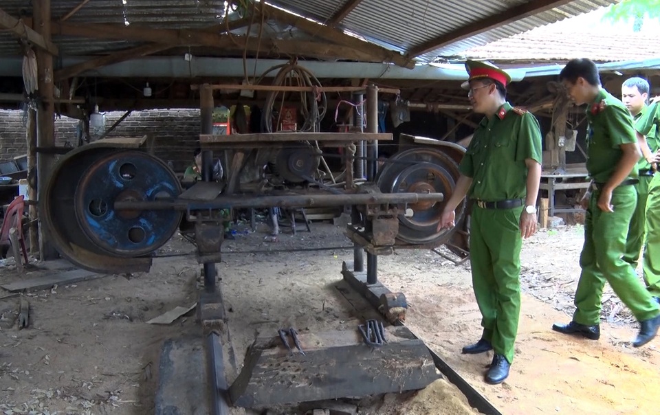 Sau loạt bài điều tra của Dân trí, khởi tố 12 bị can tàn sát rừng già - 3 Sau loạt bài điều tra của Dân trí, khởi tố 12 bị can tàn sát rừng già - 3