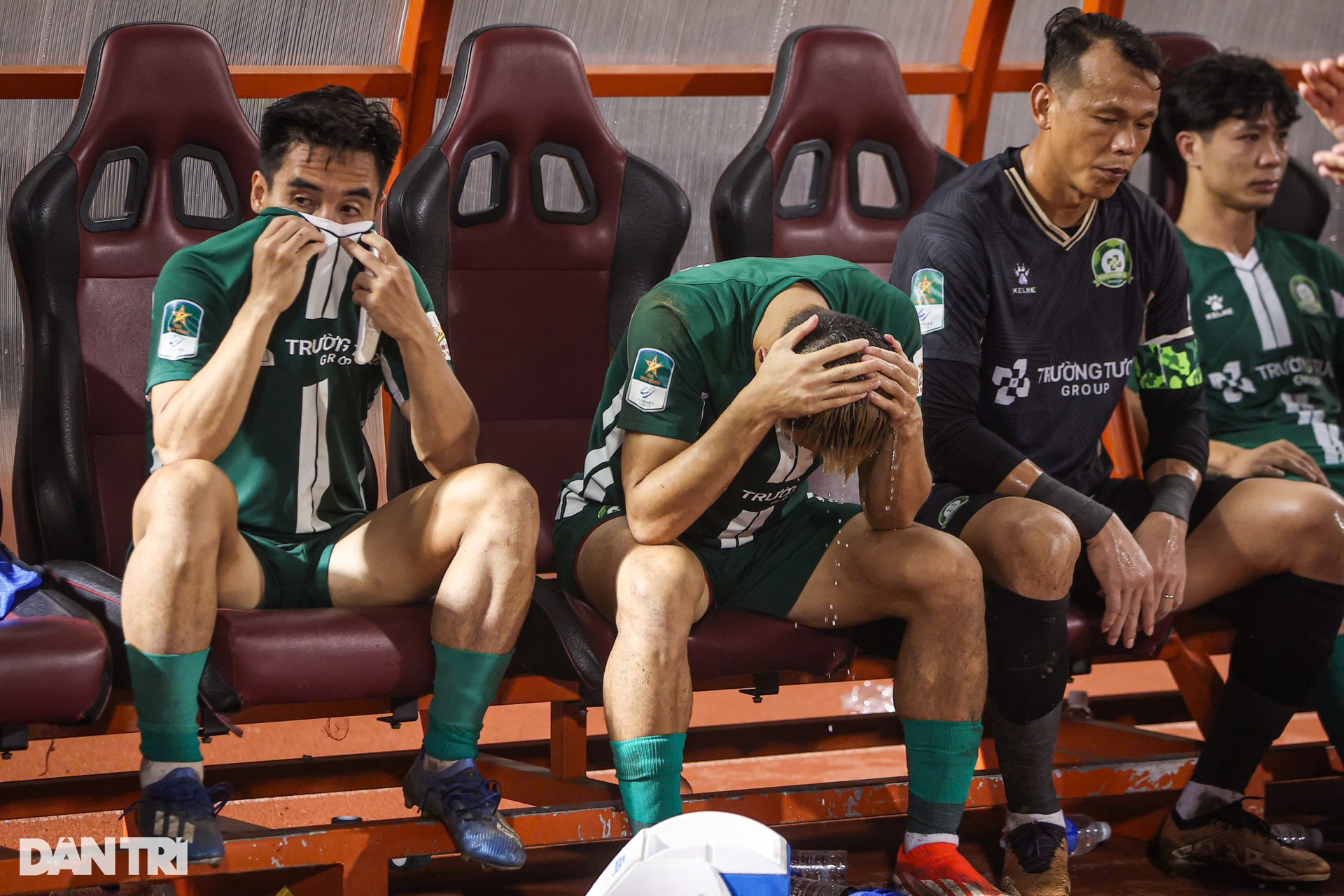 Công Phượng và đồng đội rơi lệ sau khi lỡ chuyến tàu thăng hạng - 3 Công Phượng và đồng đội rơi lệ sau khi lỡ chuyến tàu thăng hạng - 3