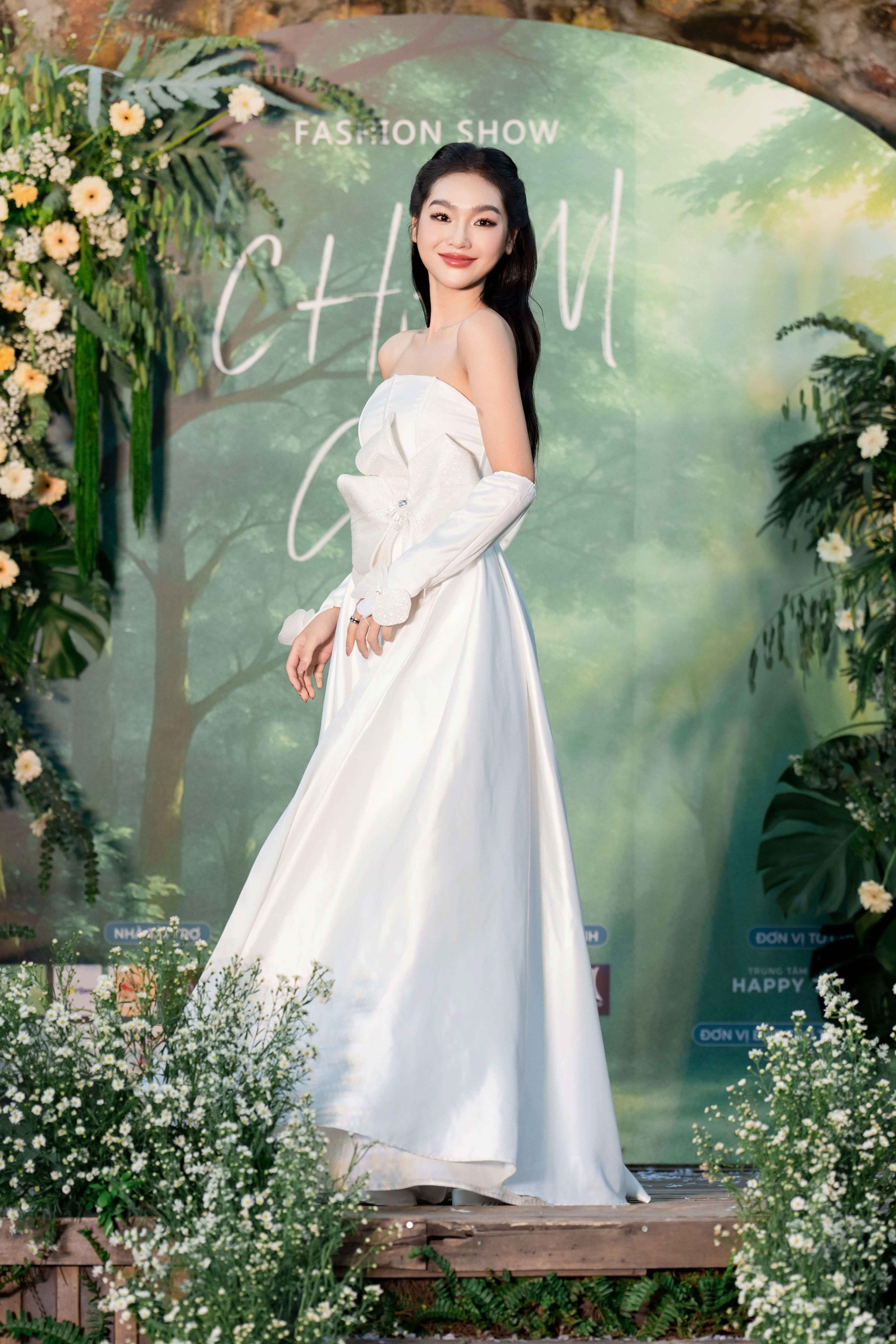 Diễn viên Minh Cúc phim Về nhà đi con khoe dáng trên sàn diễn thời trang - 5