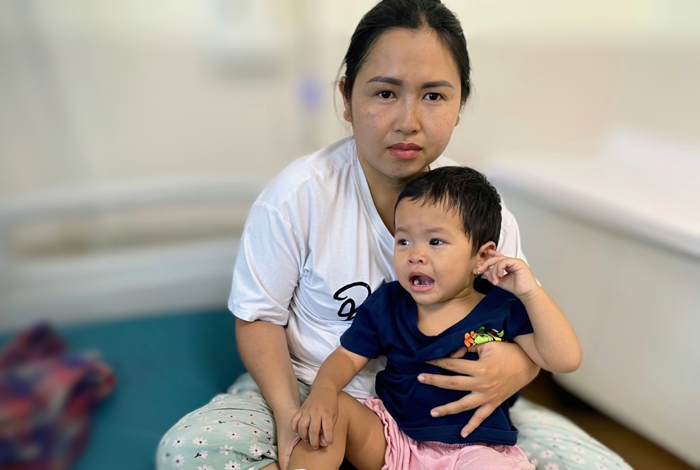 Người mẹ đơn thân cầu xin mọi người cứu con gái nhỏ bị ung thư - 1 Người mẹ đơn thân cầu xin mọi người cứu con gái nhỏ bị ung thư - 1