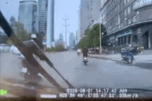 Xe ba gác chạy ẩu kênh bánh, đâm người đi đường ngã sõng soài