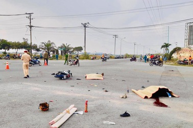 Va chạm với container ở ngã tư "tử thần", 2 người tử vong tại chỗ