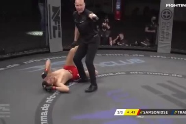 Võ sĩ bị gãy chân kinh hoàng khi đá vào chân đối thủ