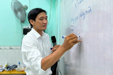 Thầy giáo trẻ ở nhà thuê để dành đất xây lớp, dạy miễn phí trọn đời